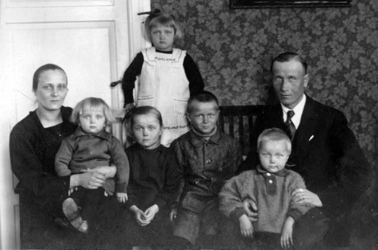 Hypp�nen Matti ja Edit perhe